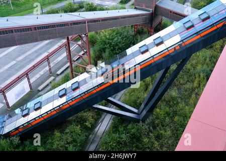 Deutschland, NRW, Essen, Zeche Zollverein; Blick von der Dachterrasse des Besucherzentrums auf die Gangway. Stockfoto