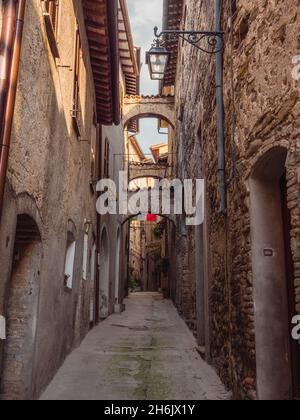 Typische Gasse in der Altstadt von Bevagna, Umbrien, Italien, Europa Stockfoto