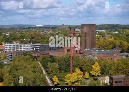 Deutschland, Nordrhein-Westfalen, Essen, Zeche Zollverein; Blick von der Dachterrasse des Besucherzentrums auf das Gelände der Zeche Zollverein. Stockfoto