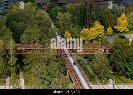 Deutschland, Nordrhein-Westfalen, Essen, Zeche Zollverein; Blick von der Dachterrasse des Besucherzentrums auf das Gelände der Zeche Zollverein. Stockfoto