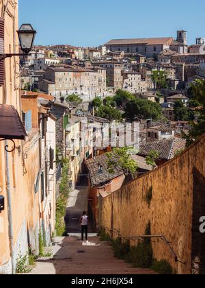 Der Blick auf Perugias Stadtbild von einer Gasse aus, mit der Kathedrale St. Lorenzo im Hintergrund, Perugia, Umbrien, Italien, Europa Stockfoto