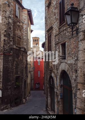 Eine typische mittelalterliche Gasse in der Altstadt von Narni, mit Blick auf den Glockenturm der Kathedrale, Narni, Umbrien, Italien, Europa Stockfoto