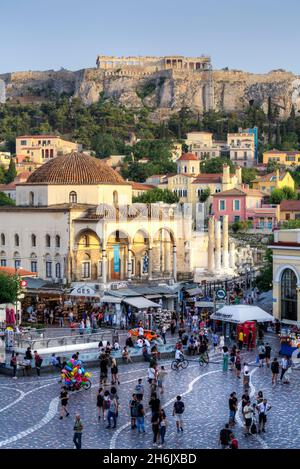 Monastiraki-Platz im Vordergrund mit der Akropolis im Hintergrund, Athen, Griechenland, Europa Stockfoto