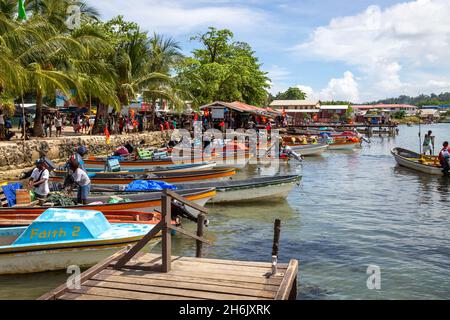 GI, SALOMONEN - 12. Mai 2017: Boote vor dem Gizo-Markt in der westlichen Provinz der Salomonen an der Küste festgemacht. Stockfoto