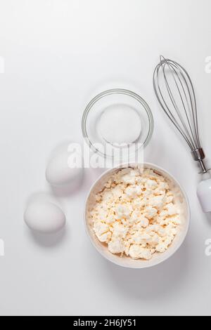 Rahmen aus Backen und Kochen Brotgebäck oder Kuchenzutaten, Mehl Zucker Milch Eier und Butter auf hellweißem Hintergrund mit Copy Space für Text, fl Stockfoto