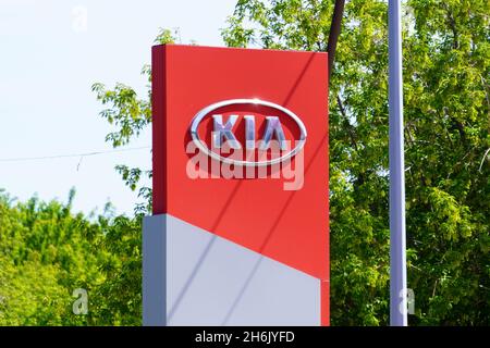 Tjumen, Russland-4. Juni 2021: KIA Logo close up Motors ist ein südkoreanisches Automobilunternehmen, das Pkw, Transporter und Busse von Hyund herstellt Stockfoto