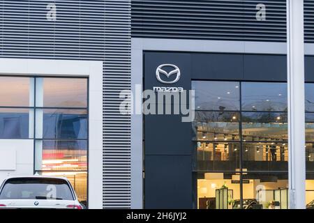 Volzhsky, Russland-September 25, 2021: Mazda Logo ist ein japanischer Autohersteller mit Sitz in Hiroshima, Japan. Selektiver Fokus Stockfoto