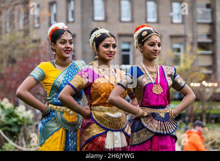 St Andrew Square, Edinburgh, Schottland, Großbritannien, Diwali: Die multikulturelle Feier in Edinburgh beginnt am 21. November zum ersten Mal seit 2 Jahren. Im Bild: Farbenfrohe indische Tänzer in traditioneller Kleidung von Dance Ihayami starten die Edinburgh Diwali-Feierlichkeiten Stockfoto