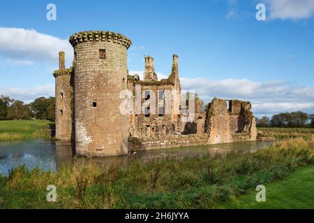 Caerlaverock Castle Wasserschloss aus dem 13. Jahrhundert, in der Nähe von Dumfries, Dumfries und Galloway, Schottland, Vereinigtes Königreich, Europa Stockfoto