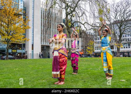 St Andrew Square, Edinburgh, Schottland, Großbritannien, Diwali: Die multikulturelle Feier in Edinburgh beginnt am 21. November zum ersten Mal seit 2 Jahren. Im Bild: Farbenfrohe indische Tänzer in traditioneller Kleidung von Dance Ihayami starten die Edinburgh Diwali-Feierlichkeiten Stockfoto