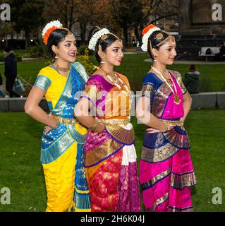 St Andrew Square, Edinburgh, Schottland, Großbritannien, Diwali: Die multikulturelle Feier in Edinburgh beginnt am 21. November zum ersten Mal seit 2 Jahren. Im Bild: Farbenfrohe indische Tänzer in traditioneller Kleidung von Dance Ihayami starten die Edinburgh Diwali-Feierlichkeiten Stockfoto