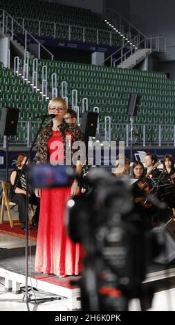 Dorota Adaszewska bei Feierlichkeiten zum 103. Polnischen Unabhängigkeits / Narodowe Święto Niepodległości mit dem Orkiestra Mandolinowców im. Tade Stockfoto