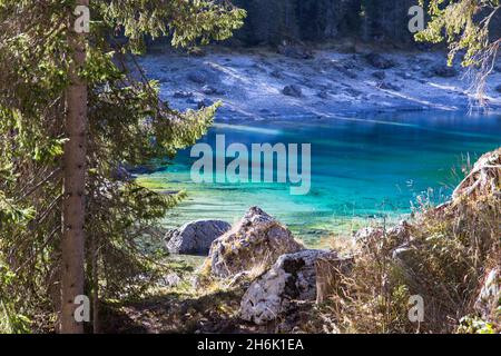 Der idyllisch blaue Karersee in den Dolomiten Stockfoto