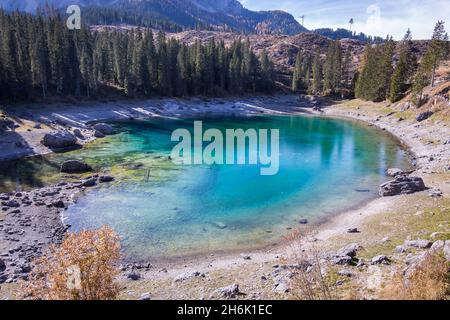 Der idyllische Karersee in den Dolomiten Stockfoto