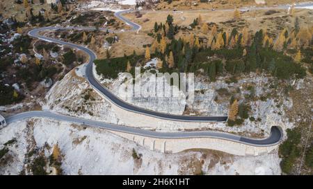 Eine kurvenreiche und spektakuläre Bergpassstraße namens Passo Falzarego in der Nähe von Cortina d'Amepzzo Stockfoto