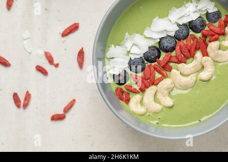 Gesunde Bio Green Smoothie Schale zum Frühstück. Gesunde Ernährung Konzept Stockfoto