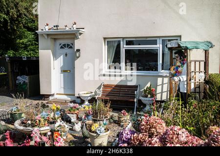 Elvis Presley lebensgroßes Modell in einem Vorgarten mit vielen Pflanzentöpfen und Hundeornamenten, Buckley, Wales, UK, Stockfoto