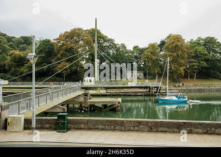 Boot, das sich Pont yr aber nähert, öffnet eine Swingbridge, um in den Hafen von Caernarfon, Gwynedd, Wales, Großbritannien, Stockfoto