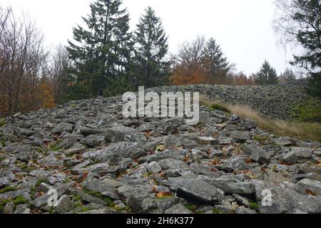 Blick auf die beeindruckende keltische Hügelburg Otzenhausen (Ringmauer, Hunnenring), Otzenhausen, Nonnweiler, Saarland, Deutschland Stockfoto