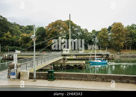 Boot, das sich Pont yr aber nähert, öffnet eine Swingbridge, um in den Hafen von Caernarfon, Gwynedd, Wales, Großbritannien, Stockfoto