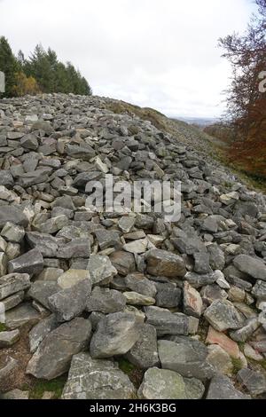 Blick auf die beeindruckende keltische Hügelburg Otzenhausen (Ringmauer, Hunnenring), Otzenhausen, Nonnweiler, Saarland, Deutschland Stockfoto