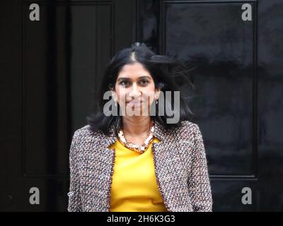London, Großbritannien. November 2021. Die Generalanwältin Suella Braverman verlässt die Downing Street Nr. 10 nach der wöchentlichen Kabinettssitzung. Quelle: Uwe Deffner/Alamy Live News Stockfoto