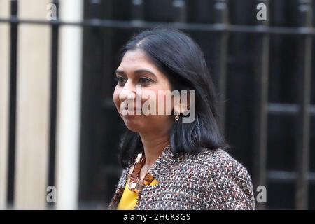 London, Großbritannien. November 2021. Die Generalanwältin Suella Braverman verlässt die Downing Street Nr. 10 nach der wöchentlichen Kabinettssitzung. Quelle: Uwe Deffner/Alamy Live News Stockfoto