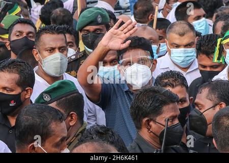 Colombo, Sri Lanka. November 2021. Der führende Oppositionsführer Sri Lankas, Sajith Premadasa, hat sich am 16. November 2021 bei einer Kundgebung in Colombo gegen das gewandt, was sie behaupten, dass es den schweren Mangel an Kochgas, Zucker, Kerosin-Öl und einigen anderen Rohstoffen anprangern soll, da das Land vor einer großen Währungskrise steht. (Foto: Saman Abesiriwardana/Pacific Press) Quelle: Pacific Press Media Production Corp./Alamy Live News Stockfoto