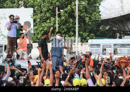 Colombo, Sri Lanka. November 2021. Der führende Oppositionsführer Sri Lankas, Sajith Premadasa, hat sich am 16. November 2021 bei einer Kundgebung in Colombo gegen das gewandt, was sie behaupten, dass es den schweren Mangel an Kochgas, Zucker, Kerosin-Öl und einigen anderen Rohstoffen anprangern soll, da das Land vor einer großen Währungskrise steht. (Foto: Saman Abesiriwardana/Pacific Press) Quelle: Pacific Press Media Production Corp./Alamy Live News Stockfoto