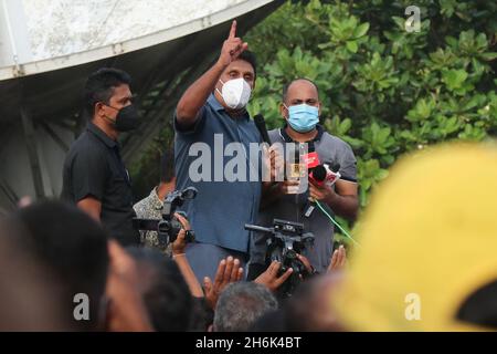 Colombo, Sri Lanka. November 2021. Der führende Oppositionsführer Sri Lankas, Sajith Premadasa, hat sich am 16. November 2021 bei einer Kundgebung in Colombo gegen das gewandt, was sie behaupten, dass es den schweren Mangel an Kochgas, Zucker, Kerosin-Öl und einigen anderen Rohstoffen anprangern soll, da das Land vor einer großen Währungskrise steht. (Foto: Saman Abesiriwardana/Pacific Press) Quelle: Pacific Press Media Production Corp./Alamy Live News Stockfoto