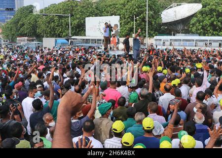 Colombo, Sri Lanka. November 2021. Der führende Oppositionsführer Sri Lankas, Sajith Premadasa, hat sich am 16. November 2021 bei einer Kundgebung in Colombo gegen das gewandt, was sie behaupten, dass es den schweren Mangel an Kochgas, Zucker, Kerosin-Öl und einigen anderen Rohstoffen anprangern soll, da das Land vor einer großen Währungskrise steht. (Foto: Saman Abesiriwardana/Pacific Press) Quelle: Pacific Press Media Production Corp./Alamy Live News Stockfoto