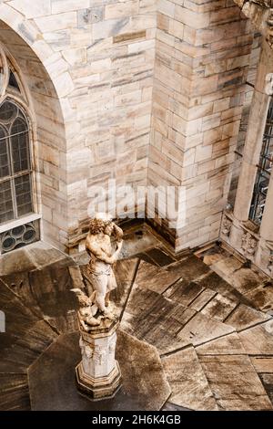 Skulptur eines Mannes in einem Lendenschurz auf dem Sockel des Doms. Italien, Mailand Stockfoto