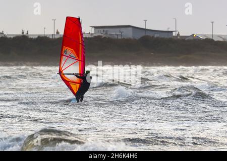 Windsurfer am Firth of Clyde, vor der Küste von Troon, Ayrshire, Schottland, Großbritannien Stockfoto