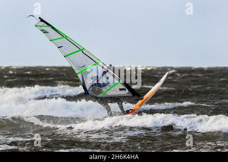 Windsurfer am Firth of Clyde, vor der Küste von Troon, Ayrshire, Schottland, Großbritannien Stockfoto