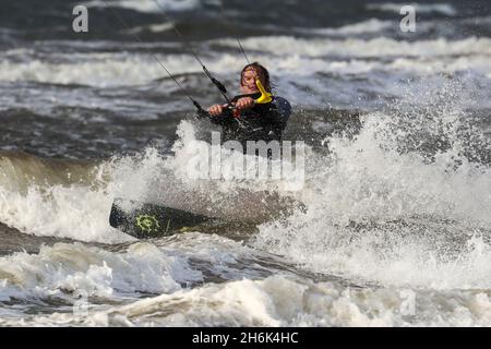 Windsurfer am Firth of Clyde, vor der Küste von Troon, Ayrshire, Schottland, Großbritannien Stockfoto