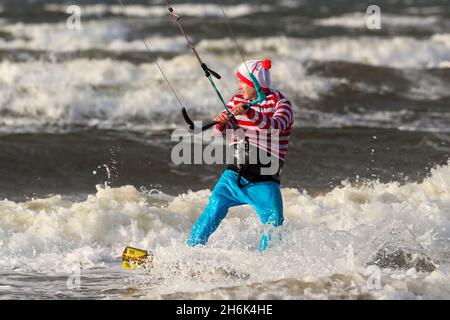 Windsurfer am Firth of Clyde, vor der Küste von Troon, Ayrshire, Schottland, Großbritannien Stockfoto