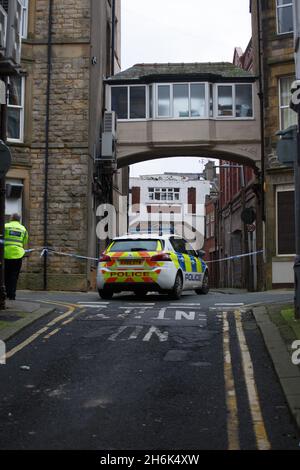 Morecambe Lancashire Vereinigtes Königreich 16. November 2021, die Polizei von Lancashire hat jetzt einen 13-jährigen aus Lancaster wegen des Verdachts auf versuchten Mord verhaftet, während die Polizei weiterhin den Bereich der Schießerei um die Gasse durchsucht. Gestern Abend sperrte die Polizei einen Bereich der Marine Road Central und Skipton Street ab. Die erste Reaktion war auf Berichte über die Entlassung eines Feuerarms kurz vor 18:00 Uhr, Polizei und Krankenwagen waren anwesend und ein 20-jähriger Mann wurde ins Krankenhaus gebracht, wo sein Zustand beschrieben wurde Als ernst, aber stabil fand der Vorfall statt, wo Szenen aus der Bay Wh Stockfoto