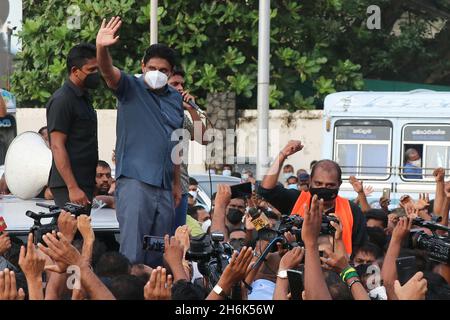 16. November 2021, colombo, westliche Provinz, Sri Lanka: Der führende Oppositionsführer Sri Lankas, Sajith Premadasa, hat sich am 16. November 2021 bei einer Kundgebung in Colombo gegen das gewandt, was sie behaupten, dass es den schweren Mangel an Kochgas, Zucker, Kerosin-Öl und einigen anderen Rohstoffen anprangern soll, da das Land vor einer großen Währungskrise steht. (Bild: © Saman Abesiriwardana/Pacific Press via ZUMA Press Wire) Stockfoto