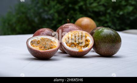 Passionsfrucht Nahaufnahme exotisch (Maracuja, Granadilla, Maracuya, Parcha, Passiflora edulis), tropische asiatische Früchte Diät Nahrung ganze Passionsfrucht Stockfoto