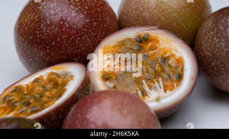 Passionsfrucht Nahaufnahme exotisch (Maracuja, Granadilla, Maracuya, Parcha, Passiflora edulis), tropische asiatische Früchte Diät Nahrung ganze Passionsfrucht Stockfoto