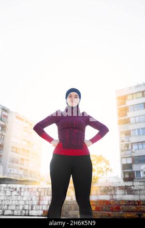 Junge Frau aus dem Nahen Osten posiert in ihrer Trainingskleidung Stockfoto