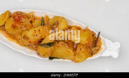 Sri Lanka würziges trockenes Kartoffelurry (deviled Potatoes) isoliert auf weißem Hintergrund. Stockfoto