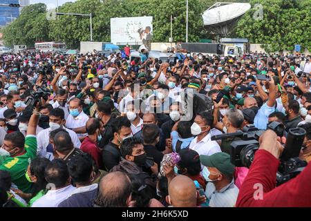 16. November 2021, colombo, westliche Provinz, Sri Lanka: Der führende Oppositionsführer Sri Lankas, Sajith Premadasa, hat sich am 16. November 2021 bei einer Kundgebung in Colombo gegen das gewandt, was sie behaupten, dass es den schweren Mangel an Kochgas, Zucker, Kerosin-Öl und einigen anderen Rohstoffen anprangern soll, da das Land vor einer großen Währungskrise steht. (Bild: © Saman Abesiriwardana/Pacific Press via ZUMA Press Wire) Stockfoto