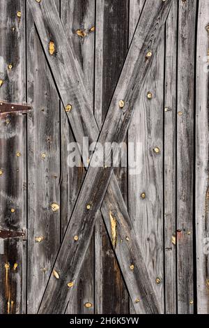 Alte Holzbretter der Tür bilden Hintergrundbild Stockfoto