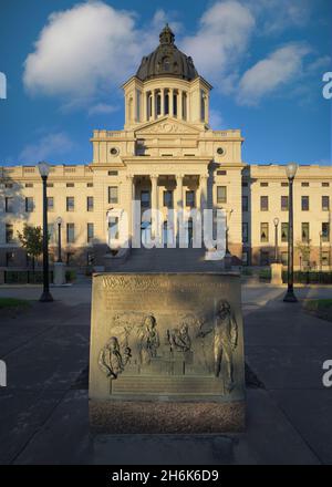 Bronzetafel vor dem Kapitolgebäude von South Dakota in Pierre, South Dakota Stockfoto