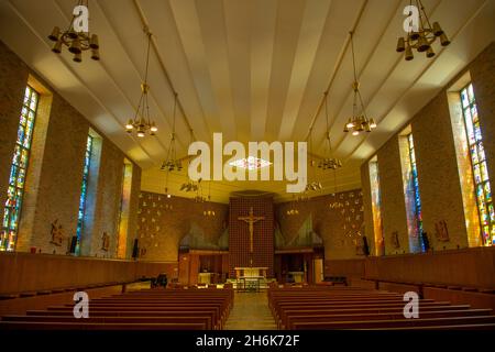 Innenraum der Trinity Chapel in der 885 Center Street in der Boston College Law School Newton Campus in der Stadt Newton, Massachusetts, USA. Stockfoto