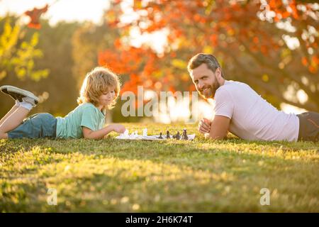 Elternschaft und Kindheit. Schachmatt. Zeit zusammen verbringen. Strategisch und taktisch. Stockfoto