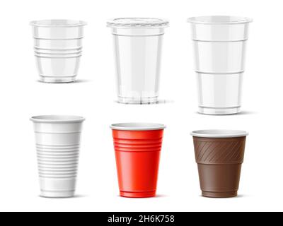 Plastikbecher. Realistische transparente und farbige Getränke Takeaway Tassen, heiße und kalte Getränke Behälter Mockup, verschiedene Größen. Vektorset Stock Vektor