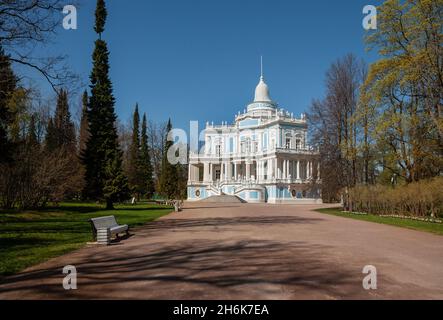 Sankt Petersburg, Russland - 2011. Mai: Blick auf den Pavillon der Katalnaya gorka (Achterbahn) im Oranienbaum-Park Stockfoto