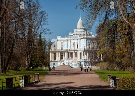 Sankt Petersburg, Russland - 2011. Mai: Katalnaya gorka-Pavillon im Oranienbaum-Park, einem Teil des Achterbahnkomplexes aus dem 18. Jahrhundert Stockfoto